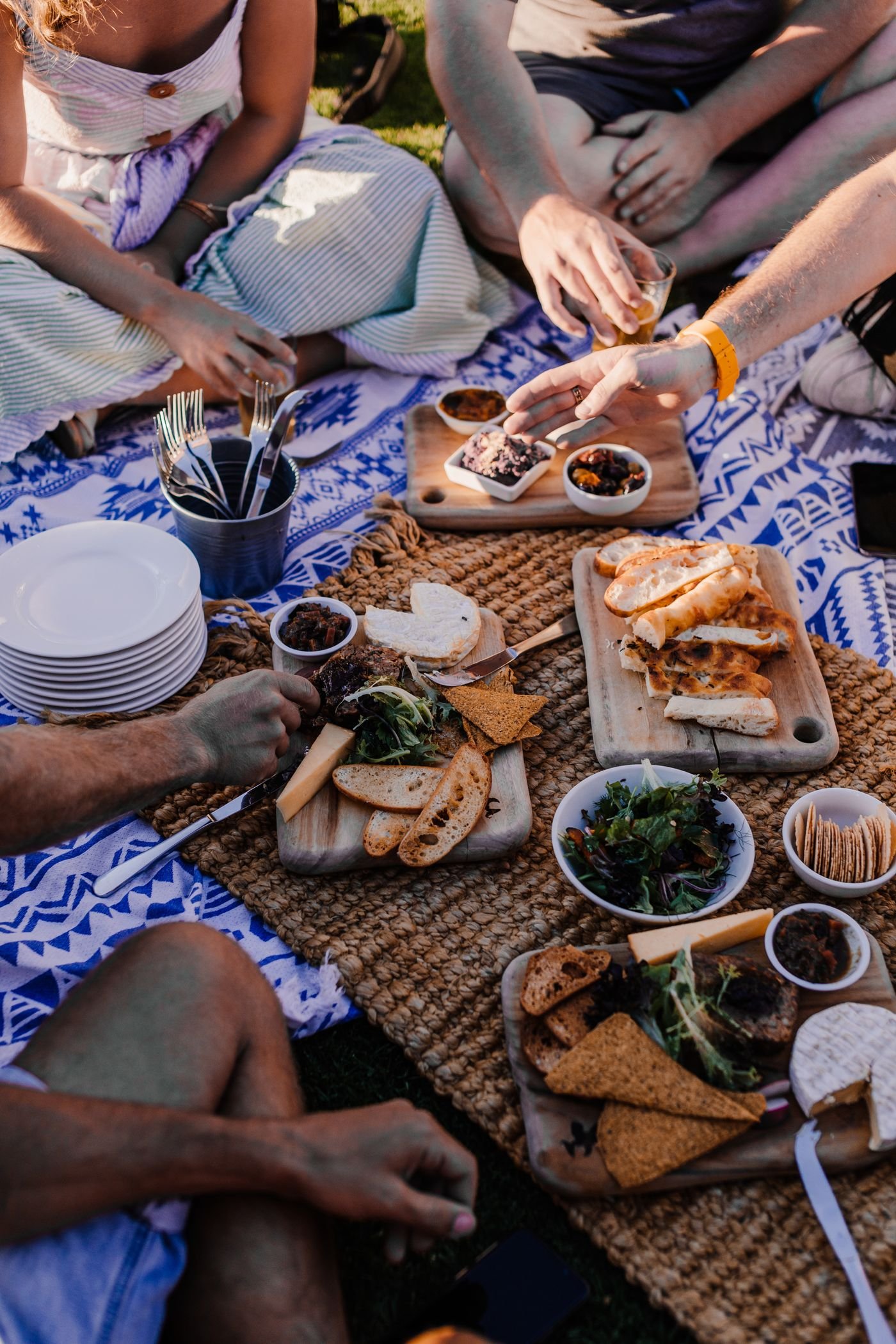 Packing a Beach Picnic That Survives Heat and Sand