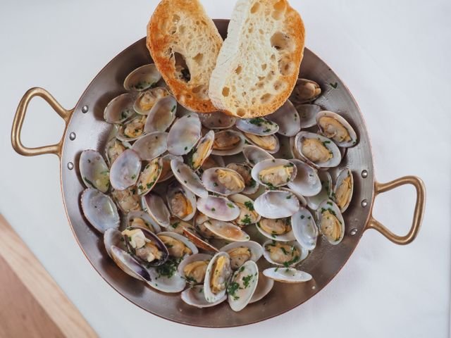 Garlic Steamed Clams and Bread