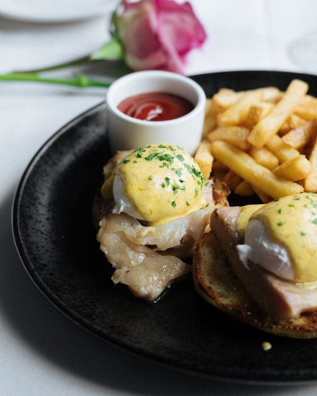 Benedict and Crispy Fries Plate